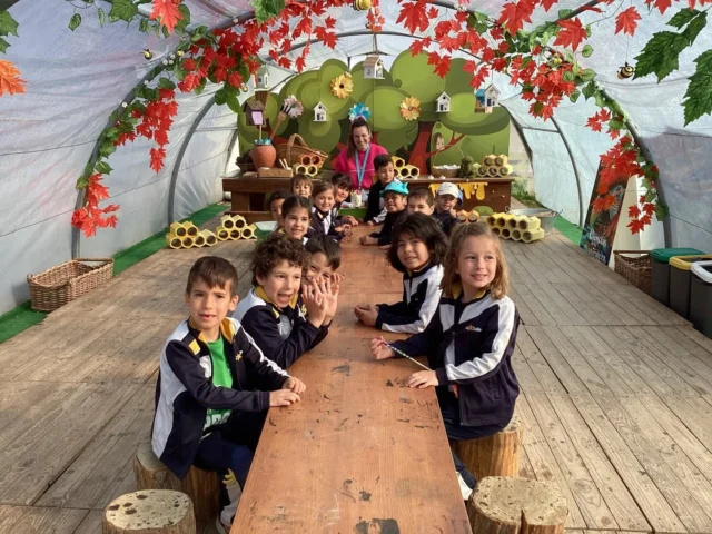 Hace unos días, los niños y niñas de infantil visitaron @lagranjadeloscuentos. Allí vieron muchos animales distintos, aprendieron mucho sobre cómo cuidarlos y descubrieron algunos en peligro de extinción. 
Además hicieron una vela con cera de abejas como recuerdo.
Gracias a todos los monitores y monitoras de la Granja por hacer esta visita tan especial.

#SomosLaSalle #LaSalle #MiraMásAllá #TiempoDeCuidarTiempoDeCrear #LaGranjaDeLosCuentos #ILSA_Infantil