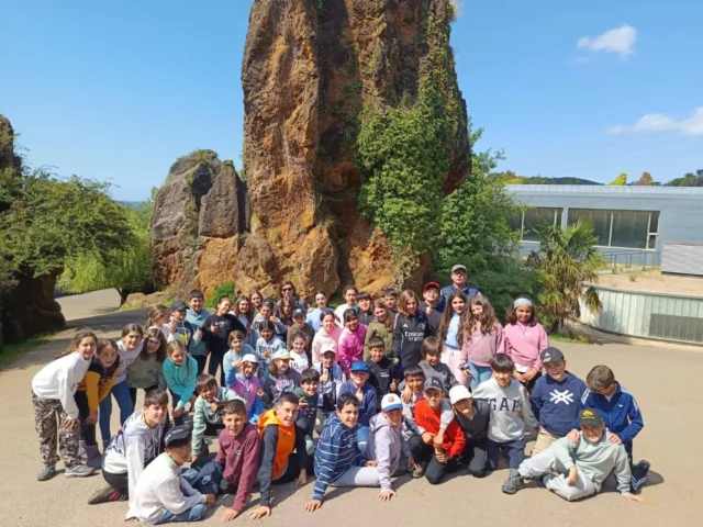 Hemos pasado un día estupendo en Cabárceno. Nos ha hecho buen tiempo. Hemos visto jirafas, ciervos, leones, lobos, tigres, elefantes, osos, gorilas, etc.
Hemos montado en el teleférico para ver el parque desde arriba. Hemos tenido un ratito para hacer algunas compritas.
Día redondo. Muy cansados pero con ganas de seguir disfrutando.

#SomosLaSalle #LaSalle #Cabárceno #ILSA_Primaria #MiraMásAllá #SalidasEscolares #TiempoDeCuidarTiempoDeCrear