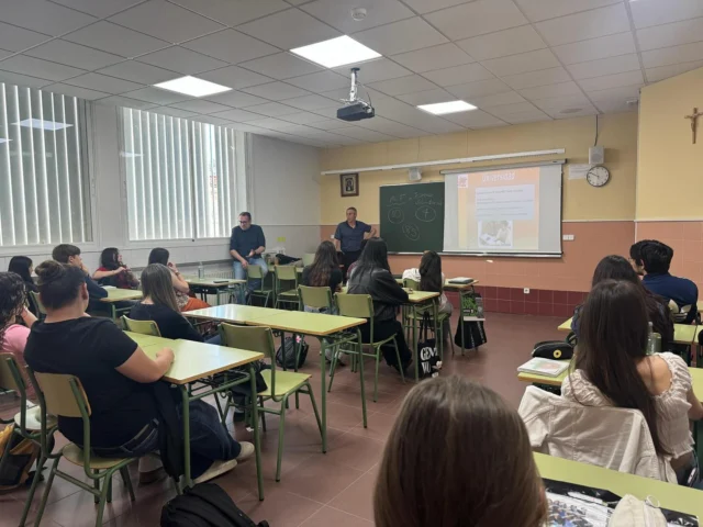 En La Salle Institución seguimos apostando por el futuro de nuestros estudiantes.

Nuestros alumnos de 2º de Bachillerato están recibiendo charlas sobre Formación Profesional (FP), descubriendo una alternativa educativa de gran valor, orientada al mundo laboral actual.

La FP ofrece formación práctica, especializada y grandes oportunidades de inserción profesional.

¡Creemos en el talento de cada alumno y en su capacidad para construir su propio camino!

#LaSalleInstitución #FormaciónProfesional #OrientaciónAcadémica #FuturoProfesional #SomosLaSalle