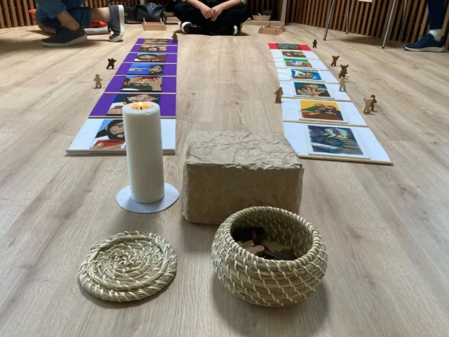 🌿✝️Celebración de Pascua en los claustros de profesores✝️🌿

Durante estos días, los claustros de profesores se han reunido para conmemorar la Pascua, un tiempo de esperanza y renovación. A través de una oración conjunta, hemos reflexionado y recordado la pasión, muerte y resurrección de Jesús, y cómo este mensaje nos impulsa a vivir con fe y compromiso en nuestra labor educativa.

Este encuentro nos fortalece como comunidad educativa, renovando nuestro espíritu de servicio y dedicación hacia nuestros alumnos y sus familias. 
Que la luz de la Resurrección ilumine nuestro camino y nos inspire a seguir formando corazones y mentes con amor y esperanza.

#SomosLaSalle #LaSalle #MiraMásAllá #TiempoDeCuidarTiempoDeCrear #GodlyPlay #Pascua2025 #ComunidadEducativa #FeYEducación #ClaustroDeProfesores #EsperanzaYFe
