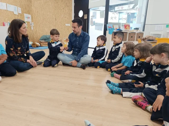 ¡Celebramos la Semana del Libro con mucha magia e ilusión!✨📖
Durante estos días, las familias de los niños y niñas de infantil se han convertido en cuentacuentos y han compartido momentos únicos.
Historias llenas de fantasía, risas y aprendizaje han llenado nuestras aulas, fortaleciendo el vínculo entre escuela y familia, y despertando en los más pequeños el amor por los libros.
¡Gracias a todas las familias por hacerlo posible!

#SomosLaSalle #LaSalle #MiraMásAllá #TiempoDeCuidarTiempoDeCrear #SemanaDelLibro #FamiliaYEscuela #Cuentacuentos #CuentosInfantiles #ILSA_Infantil