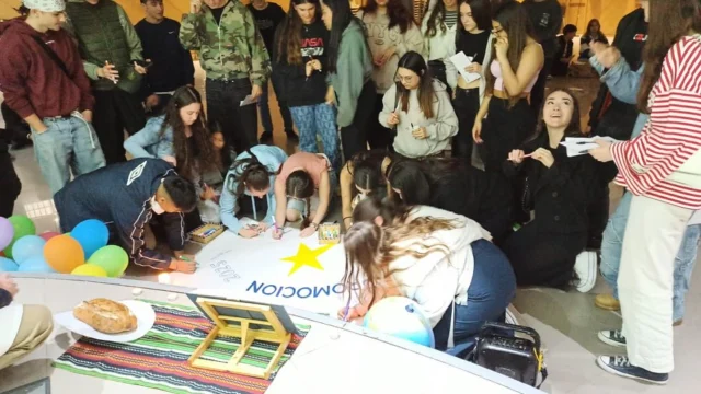 🎉 Hoy hemos celebrado a nuestros finalistas de 2º de Bachillerato en Institución La Salle 🎓
Un día lleno de emociones, recuerdos y alegría por todo lo vivido juntos. ¡Qué orgullo ver hasta dónde habéis llegado! 🙌💙
📅 Y esto no termina aquí… Mañana celebramos el acto de graduación, un momento muy especial para cerrar esta etapa por todo lo alto.✨👩‍🎓👨‍🎓

#LaSalle #Finalistas2025 #Graduación #OrgulloLasallista