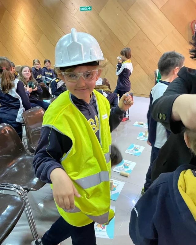 Jornada con Quirón Prevención,  con los alumnos de 3º y 4º de primaria de La Salle Institución , en las que descubrimos riesgos posturales, que son los epis, los planes de emergencia, y a gestionar la ansiedad que pueden generar estos cambios … 
Gracias por velar por nuestra seguridad, es tiempo de cuidarnos.
#quironprevención #tiempodecuidartiempodecrear #somoslasalle #energencia