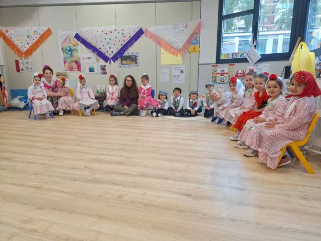 Los niños y niñas de infantil celebraron en el colegio una de las fiestas más castizas y queridas: ¡San Isidro!

Desde primera hora, los pasillos se llenaron de color y alegría con farolillos y mantones que habían preparado con mucha ilusión. Todos vinieron vestidos de chulapos y chulapas, con sus trajes típicos, claveles, chalecos y pañuelos. ¡Estaban guapísimos!

La fiesta fue aún más especial gracias a la visita de unos invitados muy queridos: los abuelos y abuelas de nuestros alumnos, que compartieron con nosotros una mañana entrañable. Juntos disfrutamos de un ambiente familiar y festivo, comimos rosquillas, bailamos el chotis y compartimos muchas sonrisas.

¡Fue un gran día para recordar!

#SomosLaSalle #LaSalle #MiraMásAllá #TiempoDeCuidarTiempoDeCrear #SanIsidro #AbuelosYNietos #ChulaposYChulapas