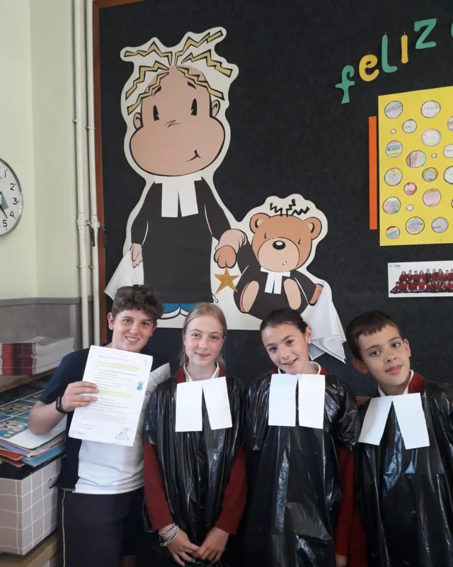 Los alumnos de sexto del taller lasaliano, reciben un diploma de la Dirección, por su participación en el taller de cultura básica lasaliana. 
Esta tercera promoción han escenificado una pequeña obra sobre  la vida de la Salle, para los alumnos de tercero y cuarto, con motivo de las fiestas de nuestro Fundador.
#somoslasalle #sanjuanbautistadelasalle #miramásallá #lasalianos #fiestaslasalle