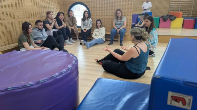 El equipo de Infantil recuerda las claves de la práctica psicomotriz Aucouturier con la ayuda de Inma y Bea recién tituladas como psicomotricistas en esta metodología. Una suerte la diversidad de formación que tiene este claustro.

#SomosLaSalle #LaSalle #ILSA_Infantil #MiraMásAllá #TiempoDeCuidarTiempoDeCrear #PrácticaPsicomotriz #Psicomotricidad #Acouturier