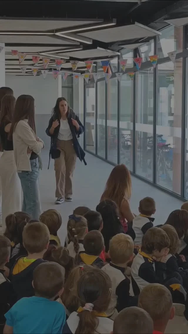 Gaia, la científica, ha visitado a los niños y niñas de Infantil. Después de su viaje por todo el mundo descubrió muchos animales en peligro de extinción. 
Juntos pensaron cómo podían ayudar a estos animales y cómo podían difundir este mensaje.
¡Gracias a @ser_eco_es_facil por compartirlo y mostrarnos la realidad sobre estos animales que necesitan nuestra ayuda!

¿Y tú, qué crees que puedes hacer para ayudarles?

#SomosLaSalle #LaSalle #NCA_LaSalle #ABP #CuidarElPlaneta #AnimalesEnPeligroDeExtinción #MiraMásAllá #TiempoDeCuidarTiempoDeCrear