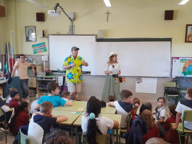 Los alumnos de 3º de primaria reciben la visita de dos turistas despistados…. 
¿Sabemos cosas de Madrid? ¿Podemos guiar a estos turistas ingleses de ruta cultural, monumental, gastronómica… por nuestra comunidad? 
Lo veremos en unos días 🕶️
#tiempodecuidartiempodecrear #inglés #NCA