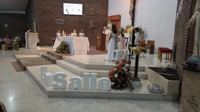 Nos alegramos con el primer grupo de chicos y chicas que hoy han recibido la Primera Comunión en nuestra parroquia. Enhorabuena por este paso y a seguir creciendo en la fé. Nosotros les seguiremos acompañando y les esperamos en Salle Joven Grupos Cristianos.
#primeracomunión #somoslasalle💫 #miramásallá