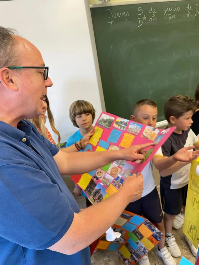 Cerramos el proyecto de Ven y Cuéntalo, en 3º de Primaria, con los turistas que se perdieron por Madrid. Ya saben cómo llegar a los lugares más emblemáticos de nuestra ciudad !
¡Es tiempo de conocer Madrid!

#SomosLaSalle #LaSalle #NCALaSalle #ABP #ILSA_Primaria #Madrid #MiraMásAllá #TiempoDeCuidarTiempoDeCrear