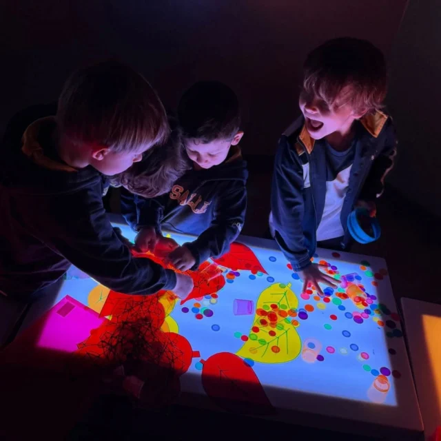 ¡Infantil lanza otra propuesta de Internivel!
Durante este curso, en los Entornos de Internivel se han incluido los espacios sensoriales. Estás instalaciones invitan a  observar, pensar, experimentar, transformar y a dar nuevos significados a las cosas. 
¿Qué te parece esta propuesta?

#SomosLaSalle #LaSalle #EntornosInternivel #ILSA_Infantil #EspaciosSensoriales #MiraMásAllá #TiempoDeCrearTiempoDeCrear