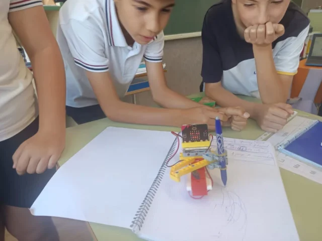 Los alumnos y alumnas de 5° de Primaria realizan el Taller de Robótica. Diseño, planificación, gestión y ¡manos a la obra!

#SomosLaSalle #LaSalle #NCALaSalle #MiraMásAllá #Robótica #ILSA_Primaria #TiempoDeCuidarTiempoDeCrear