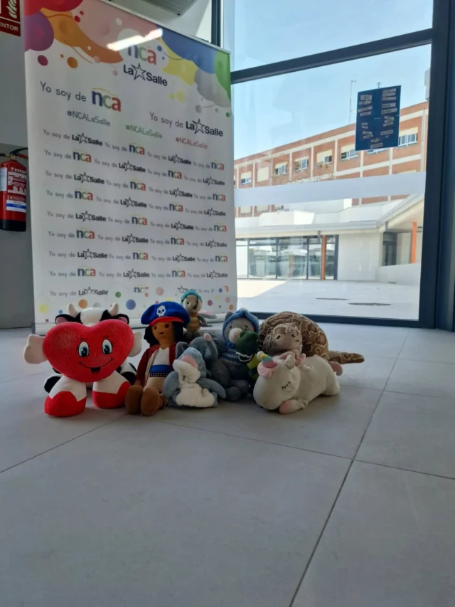¡Han desaparecido las mascotas en Infantil!

Hoy los niños y niñas de Infantil se han dado cuenta de que sus mascotas habían sido robadas por una pirata. Para poder recuperarlas han realizado una gymkana por todo el colegio donde han tenido que superar distintas pruebas. 

¡Gracias a ellos las mascotas han vuelto a las clases👏🏻!

#SomosLaSalle #LaSalle #ILSA_Infantil #MiraMásAllá #TiempoDeCuidarTiempoDeCrear