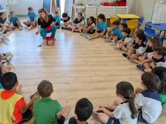 Ya acaba el curso y pronto cambiaremos de clase. Por eso, los niños y niñas de Infantil han ido a visitar las aulas que tendrán el año que viene. Y los que están ahora en esas clases les han enseñado algunas de las cosas que aprenderán en el nuevo curso. 

#SomosLaSalle #LaSalle #ILSA_Infantil #MiraMásAllá #TiempoDeCuidarTiempoDeCrear